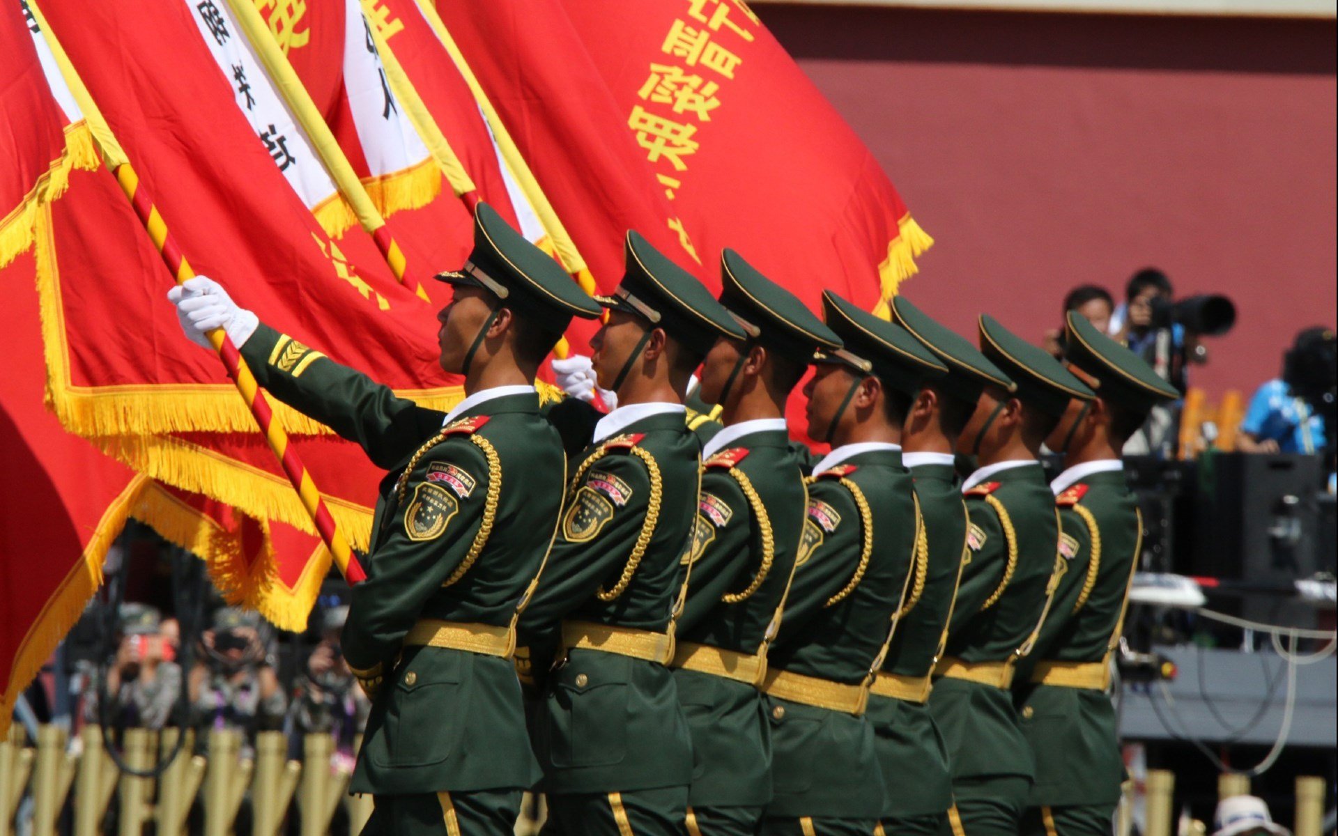 教练组开发战术手册供队员赛前复习提高战术执行精准性,篮球教练战术板怎么用